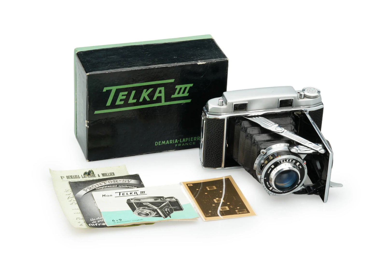 Telka III 6x9 Demaria Lapierre 3.5/95mm: A complete set of the French 6x9 folding camera, the Telka III, is presented with all its papers and the original maker's box. The camera is in near-mint condition and full working order, featuring