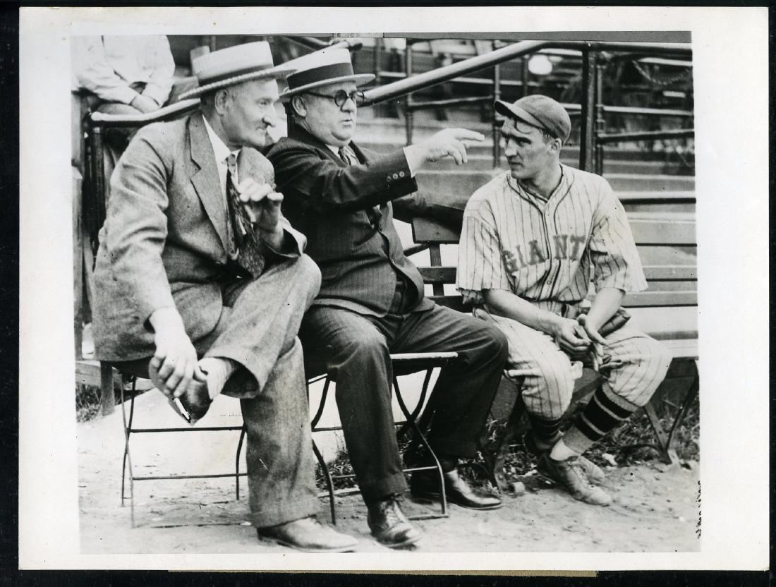 1929 Honus Wagner John McGraw Baseball News Photo (1 of 3)