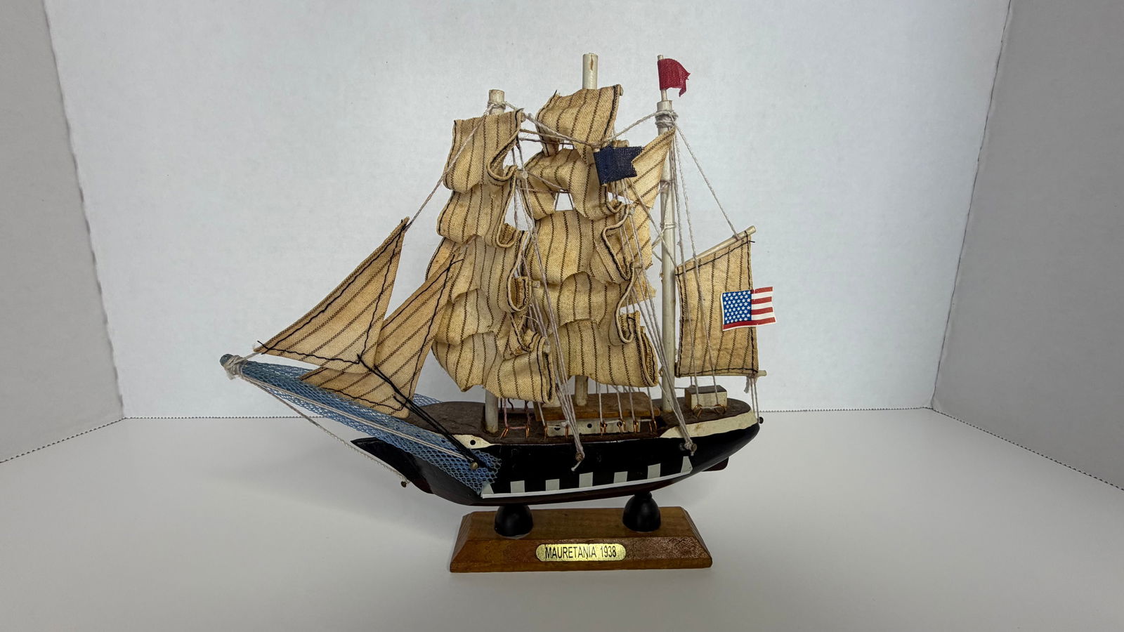 Vintage Model Ship: Mauretania, 1938 – Detailed Maritime Display Piece: A finely crafted vintage model of the legendary ocean liner Mauretania, celebrated for its elegant design and prominent role in transatlantic travel during the early 20th century. This display piece