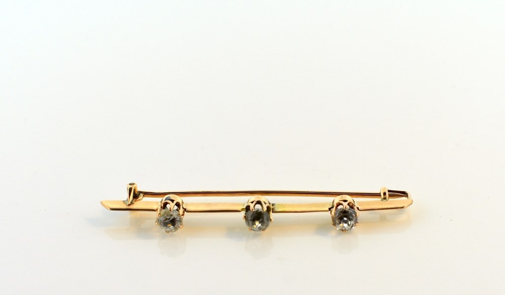 Antique 12K Gold Brooch Pin with Glass Replacement Stones: 1.75 inches long. Weight is 2.6 g. Please read “Terms of Sale” tab for preview, payment, pickup, shipping and other instructions. Lot includes the item(s) described in the title.