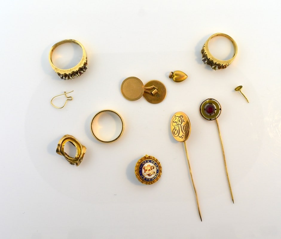 A Lot of 10K Gold Jewelry, Sapphires in Rings, Total weight is 20.2 g. (1 of 10)