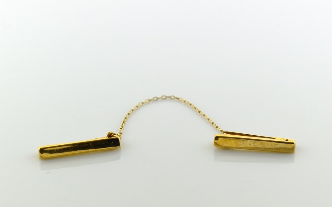 Vintage 10K Gold Cardigan Sweater Clip Pin: 10K gold weight is 0.9 g. Please read “Auction Details” / “Terms of Sale” for preview, payment, pickup, shipping and other instructions. Lot includes the item(s) described in t