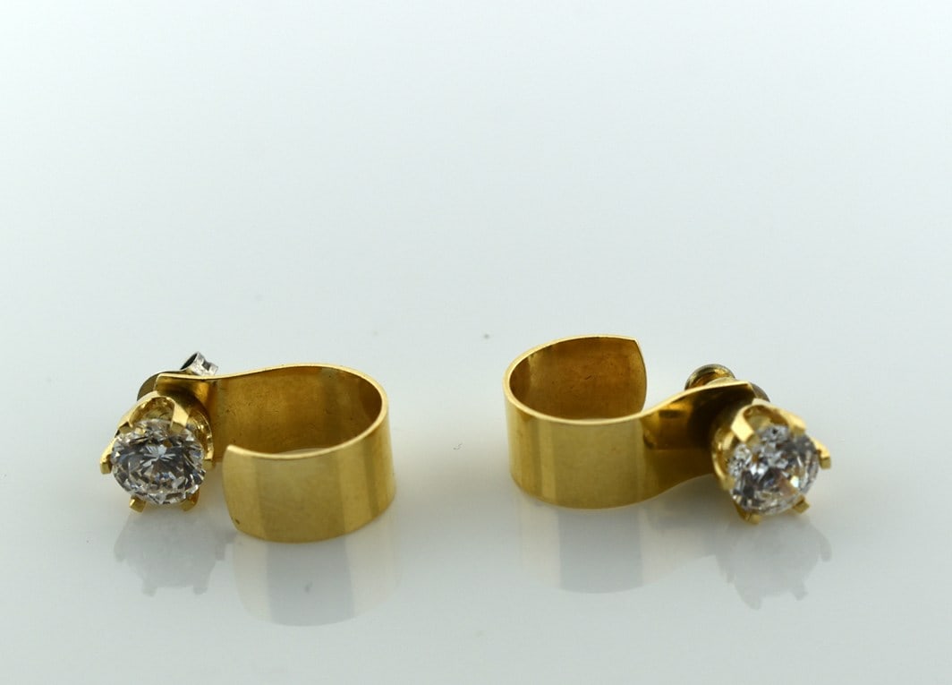 14K gold and CZ Earrings: 14K gold weight is ~ 3.83 g. Each has a 6 mm CZ stone. Total weight of earrings with clips removed is 4.4 g. Please read “Auction Details” / “Terms of Sale” for preview, paymen