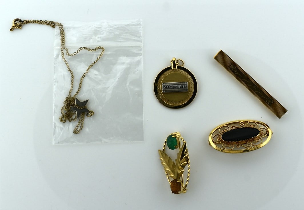 A Lot of Vintage Gold-Filled Jewelry: Please read “Auction Details” / “Terms of Sale” for preview, payment, pickup, shipping and other instructions. Lot includes the item(s) described in the title.