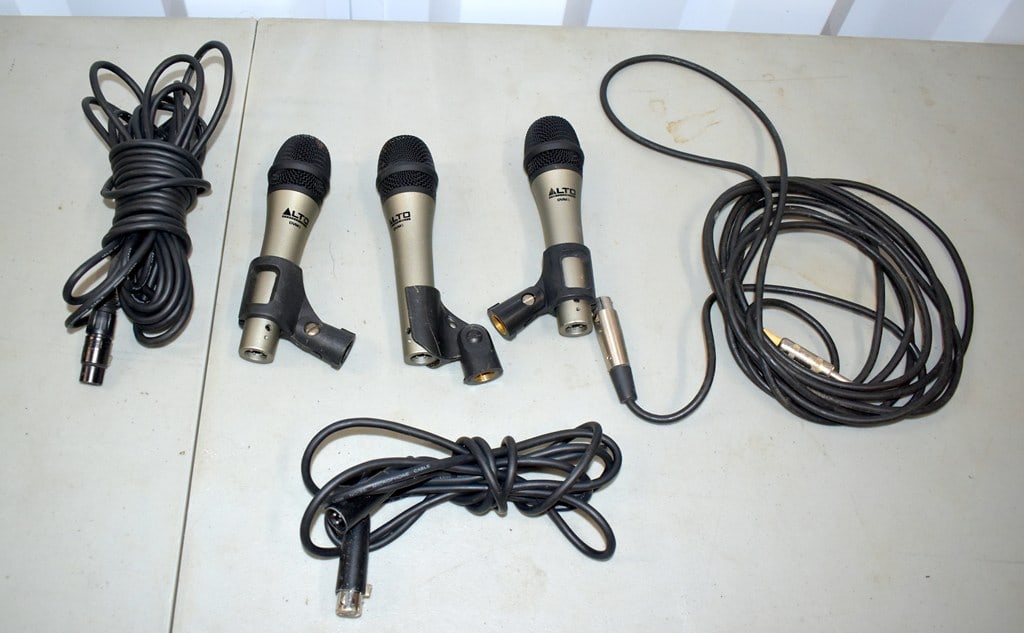 Set of 3 Alto Professional DVM5 Microphones with 3 Cables: All are in good working condition. Please read “Auction Details” / “Terms of Sale” for preview, payment, pickup, shipping and other instructions. Lot includes the item(s)