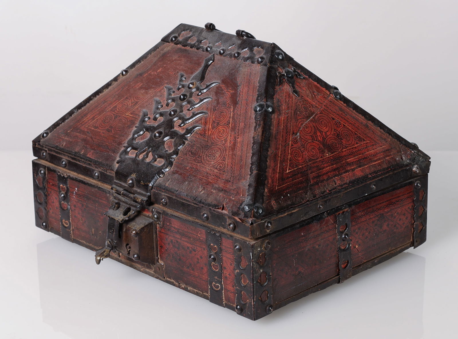 Antique 18-19th c. Indian Dowry Box: Antique 18-19th c. Indian Dowry Box (Nettoor Petti), lacquered hardwood, metalwork, hand painted motif. Size: 8'' x 9.5'' x 12'' (20 x 24 x 30 cm).