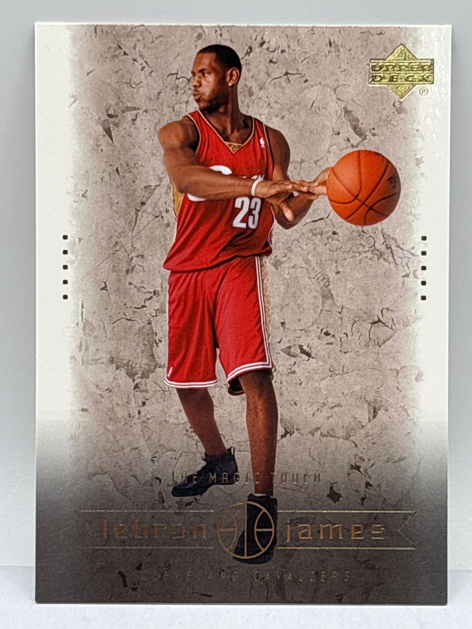 2003 UPPER DECK #16 LEBRON JAMES THE MAGIC TOUCH ROOKIE CARD (1 of 6)