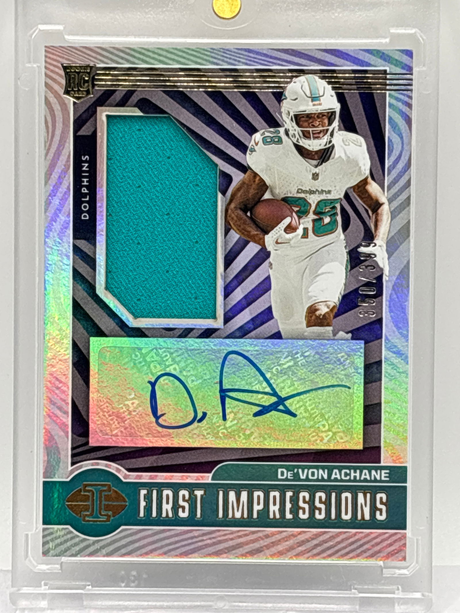 350/399!! 2023 PANINI ILLUSIONS FIRST IMPRESSIONS DE’VON ACHANE RPA AUTOGRAPHED ROOKIE PATCH CARD (1 of 3)