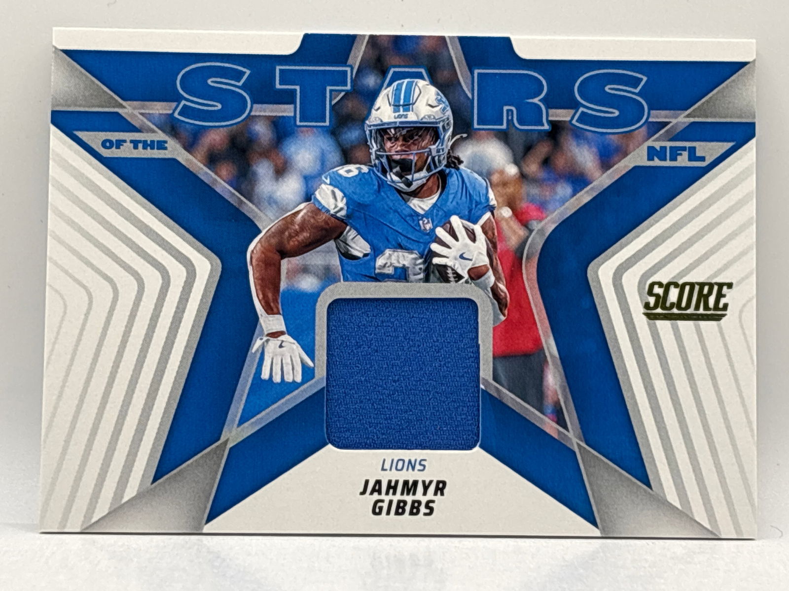 2025 PANINI SCORE JAHMYR GIBBS ATARS OF THE NFL MEMORABILIA PATCH (1 of 2)