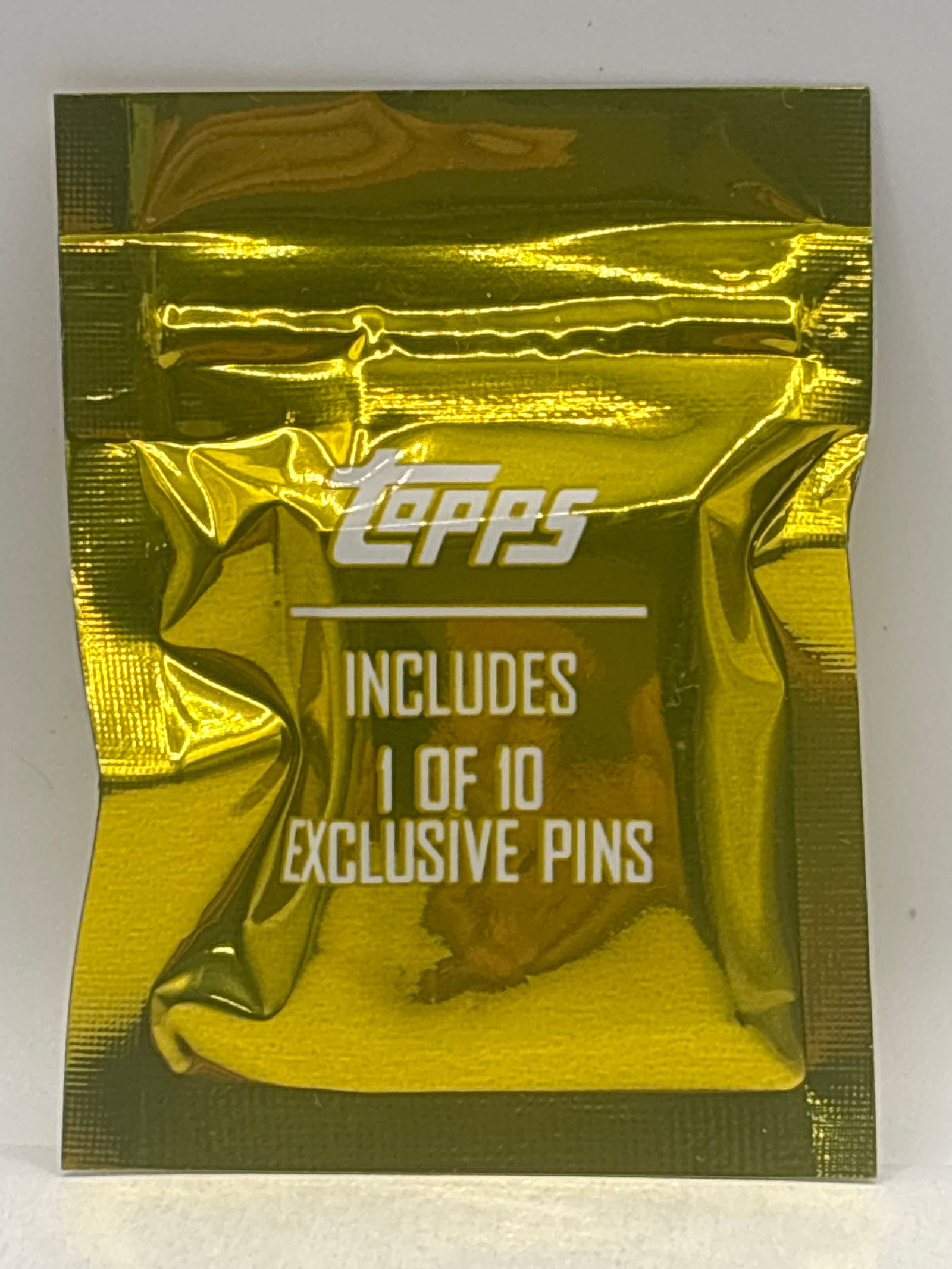 TOPPS 1 OF 10 EXCLUSIVE PIN PACK: THE HOBBY BOX