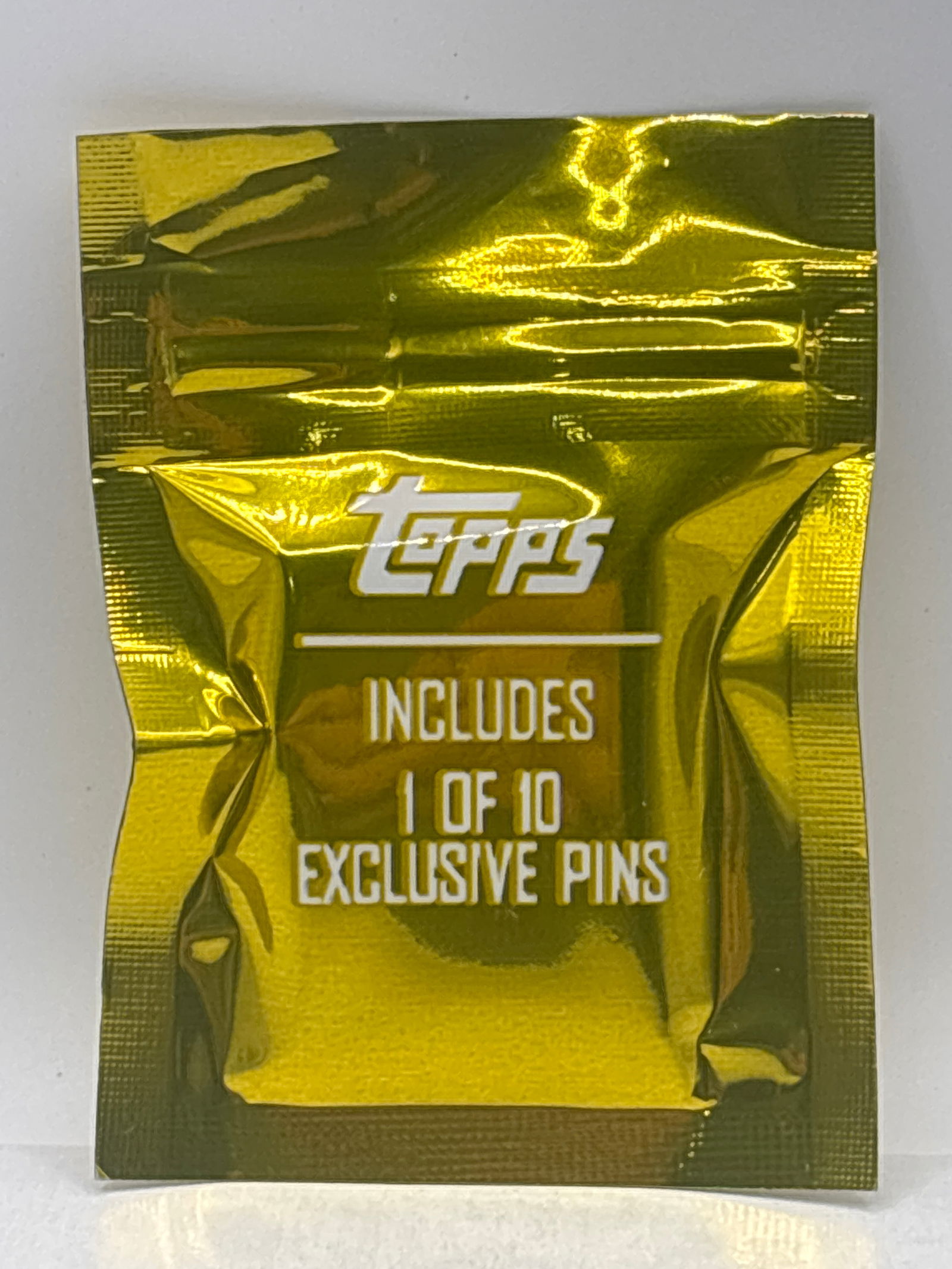 TOPPS 1 OF 10 EXCLUSIVE PIN PACK: THE HOBBY BOX