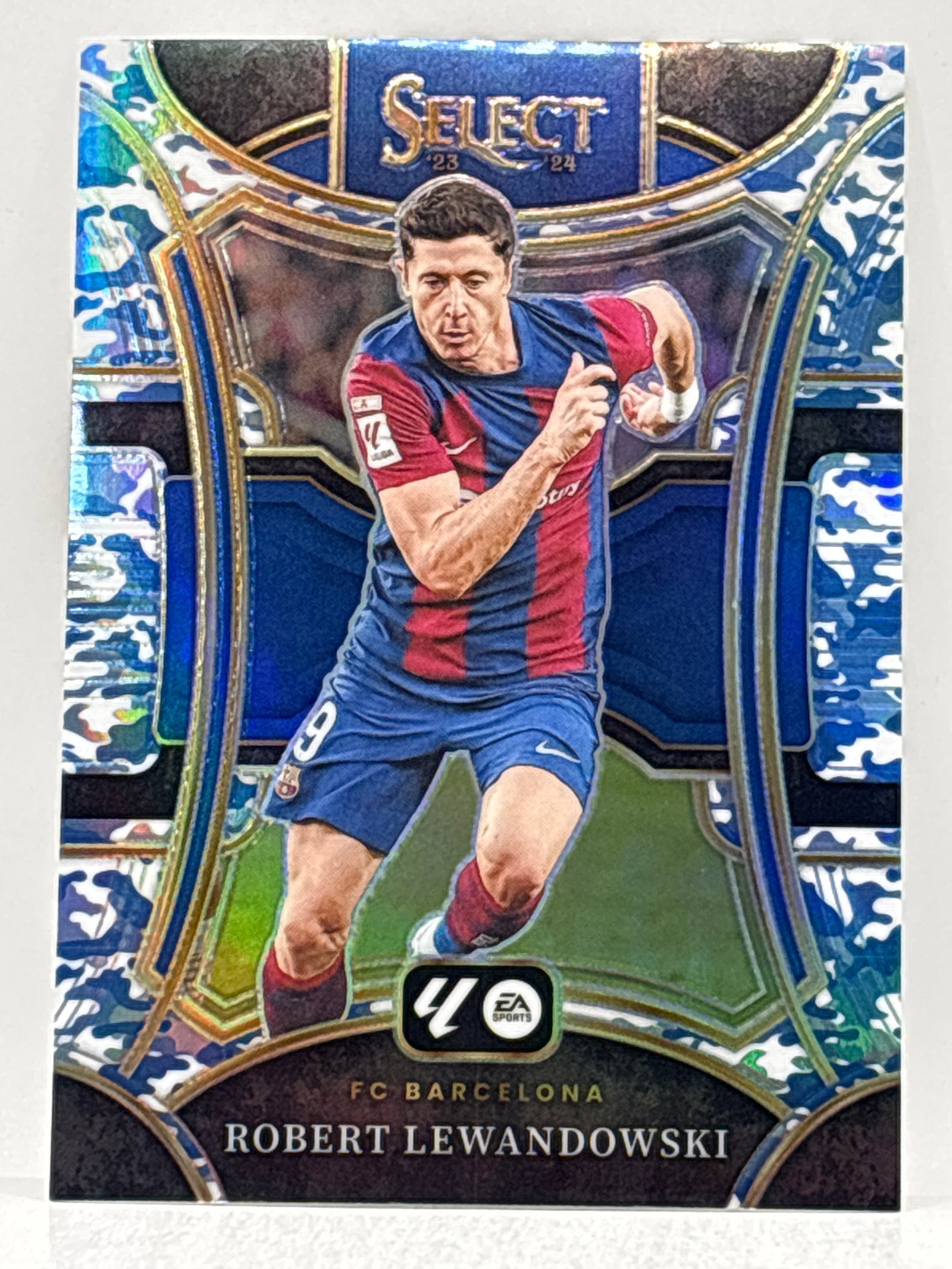 /99 2023-24 PANINI SELECT LA LIGA ROBERT LEWANDOWSKI BLUE CAMO PRIZM HOLO SSP: THE HOBBY BOX