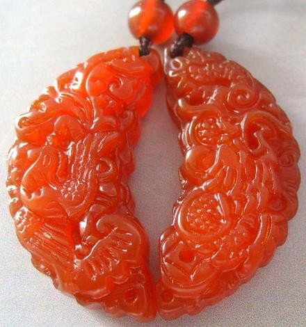 Pair of Red Agate Dragon Phoenix Amulet Pendant: Agates come in many kinds and colors, and they are considered ideal material for engraving. Exploiting agate in Fuxin dates back 8,000 years, and the city is famous for its Red Agate, Green Agate and 