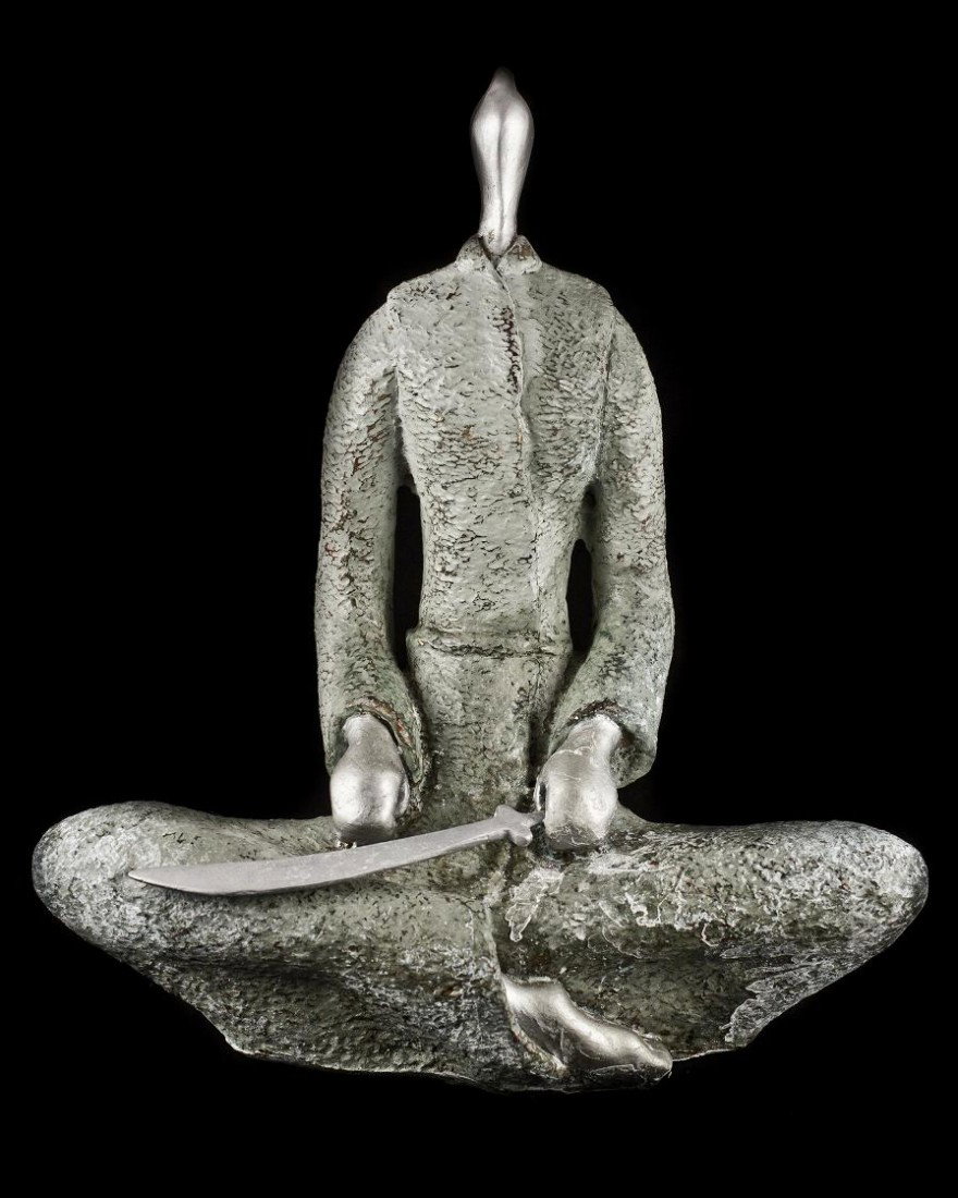 Antique Brass Statue~The Lone Samurai: This auction is for a good to excellent condition brass figurine statue. Approx Size: 12"x21" This will make a wonderful addition to a collection or special gift .