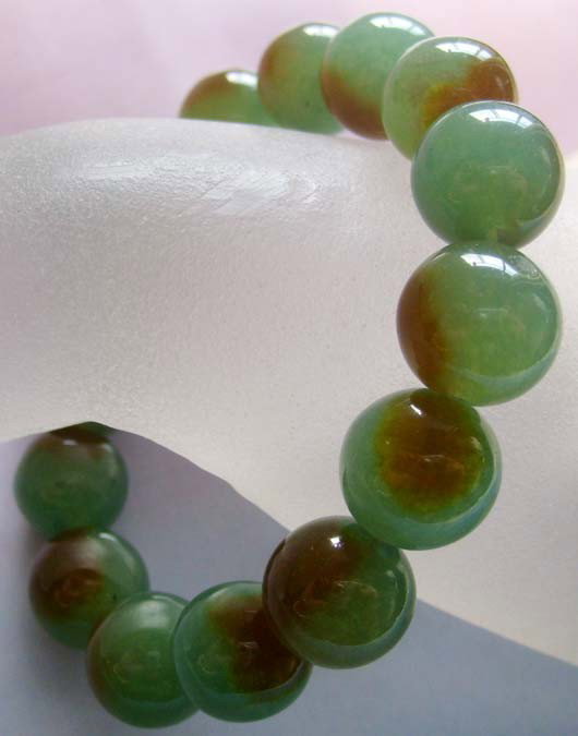 Green Jade Beads Elastic Bracelet: Green Jade Beads Elastic Bracelet Size : 75mm x 12mm Jade (Yu), not only a precious stone to make beautiful jewelry, Asian people believe that wearing jade is the good means of which people will be pr