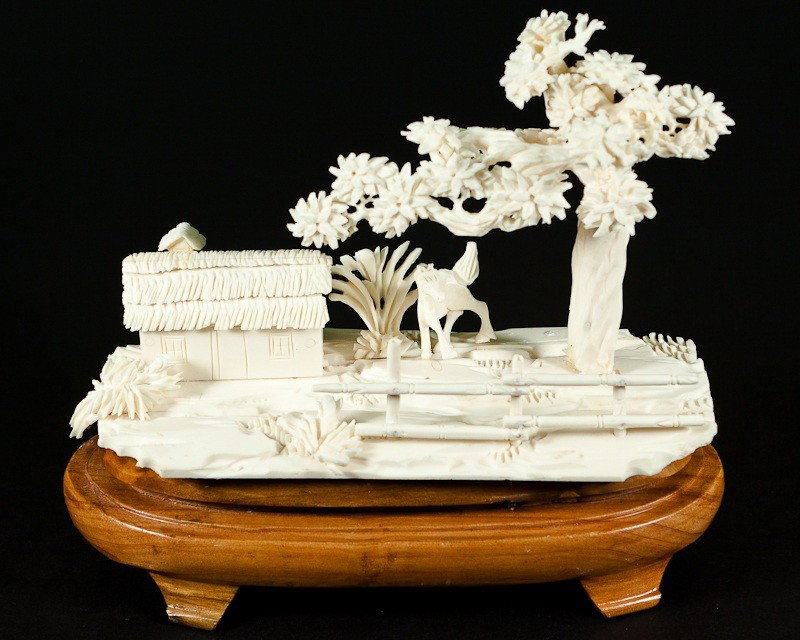 Antique Hand Carved Natural Cow Bone Horse Paradis: This beautiful artwork is made from Bones. All natural and all hand carved from solid piece of cow bones. It is not bone powder, resin or mouded. Very detailed carving. SIZE: Long: 7.5" x, High: 4.5"