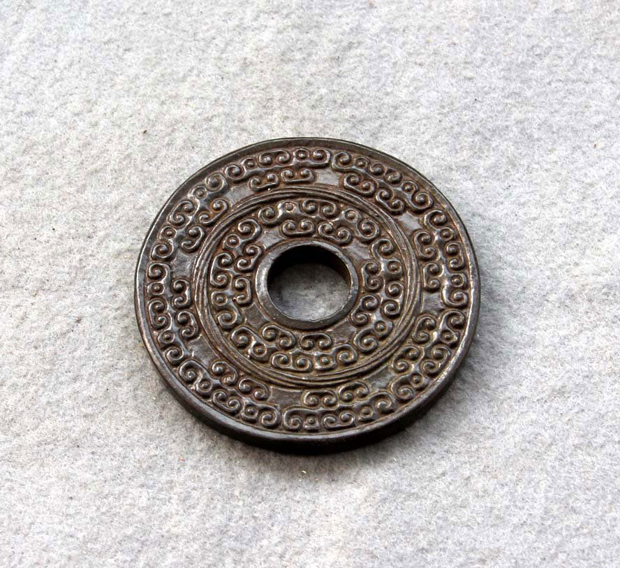 3 1/8" 600+ CT Chinese Jade Decorative Carving Dis: The Royal Cameo Carving Jade disc was carved from a piece of fine grained Jade gemstone. The design is unique and very lovely and the carving is delicately performed. Size: 600+ Carat, 3 1/8 " Translu