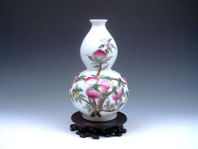Famille-Rose Hand Painted Gourd Porcelain Vase: Item Description: This is a very nice Famille-Rose (FenCai) overlay lovely big peaches hand painted porcelain bottle gourd shaped vase *white spots are light reflections, actual item is in very good c