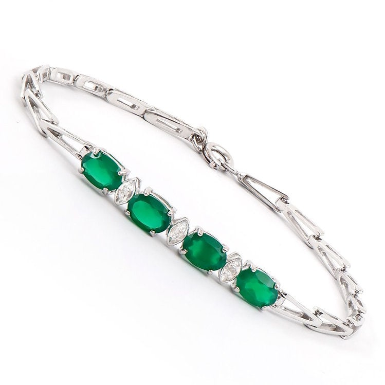 3.66 Cts Green Agate & Diamond Designer Bracelet: 4 pieces of GENUINE 7x5 mm Oval Green Agates.3 pieces of GENUINE single cut diamonds, no treatment.Diamond Color: I-JDiamond Clarity: I2-I3Total Weight: 5.05 grams of base metal layered with platinum 