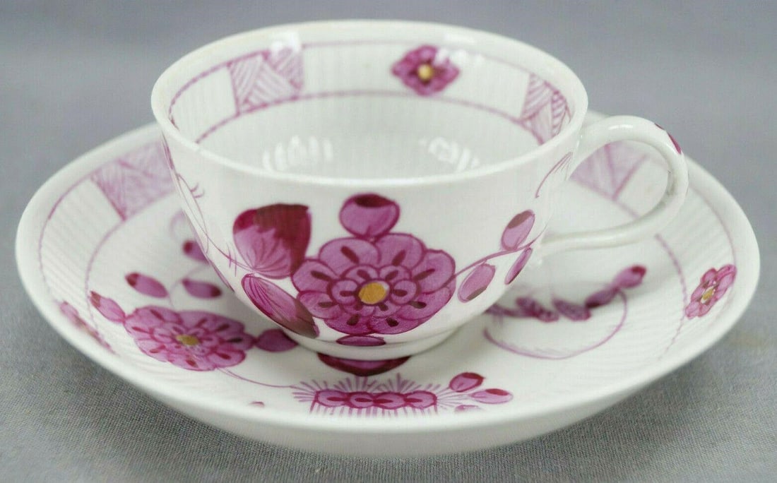 18th Century Wallendorf Strawflower Cup & Saucer A: Nice late 18th century Wallendorf porcelain tea cup and saucer. Decorated in a hand painted puce strawflower / onion pattern with gold gilt highlights to the center of the flowers. Marked on the botto