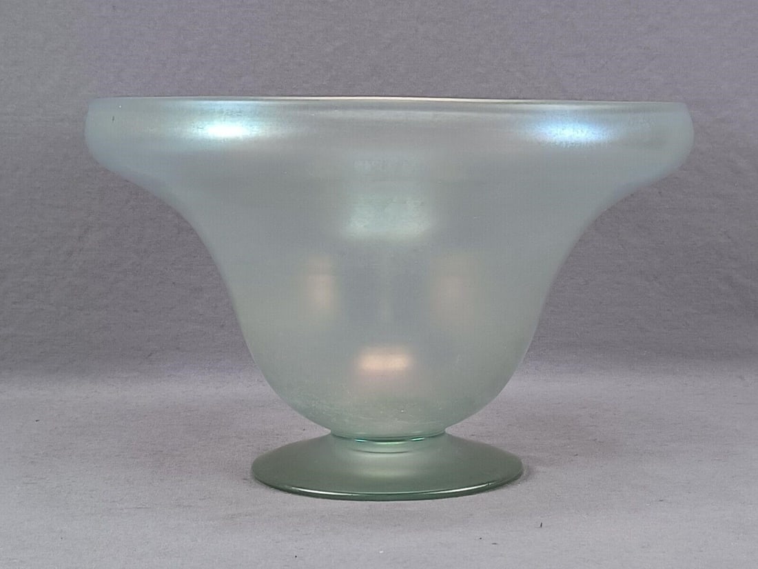 Steuben Aqua Marine Large Art Glass Bowl: Nice antique hand blown art glass bowl in Steuben's 3211 shape with Aqua Marine iridescent decor. Unsigned. Circa 1915 to 1920.Has some wear to the inside bottom of the bowl, but otherwise good condit