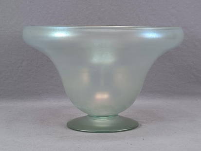 Steuben Aqua Marine Large Art Glass Bowl: Nice antique hand blown art glass bowl in Steuben's 3211 shape with Aqua Marine iridescent decor. Unsigned. Circa 1915 to 1920.Has some wear to the inside bottom of the bowl, but otherwise good condit