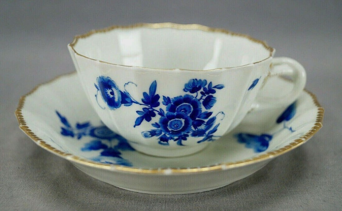 Dr Wall Worcester Blue Floral Tea Cup & Saucer A: Nice 18th century Dr Wall Worcester porcelain tea cup with entwined handle and saucer. Decorated with hand painted blue flowers. With gold gilding along the edge and a gold gilt highlights on the hand