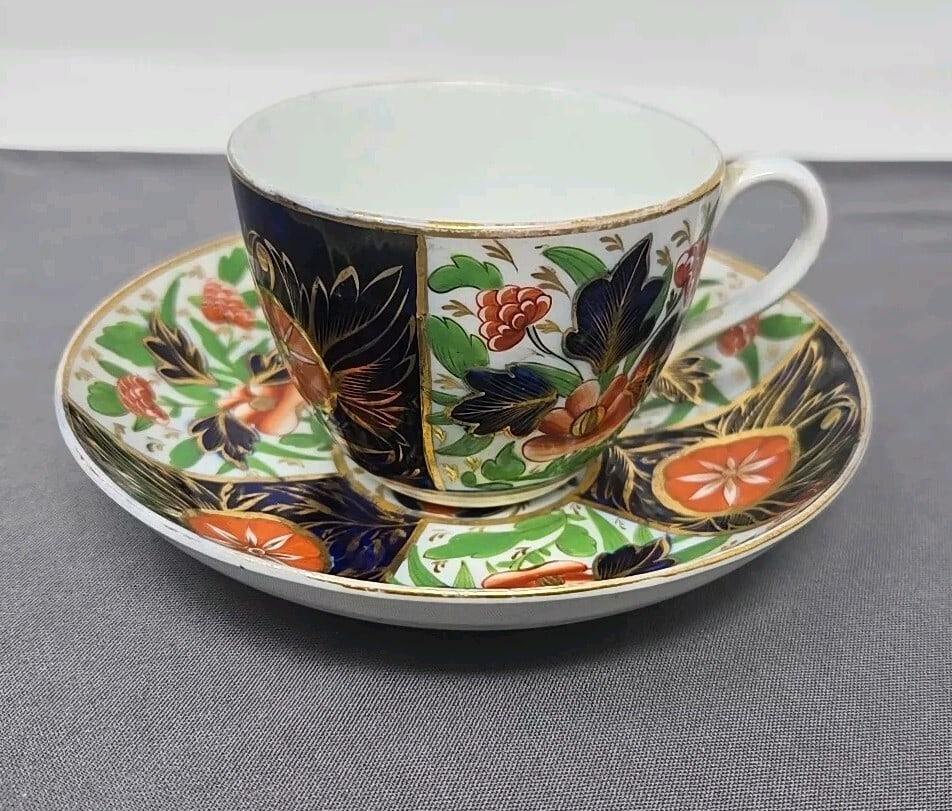 Coalport Crab Claw Design Tea Cup & Saucer: Unmarked Coalport English Old Imari Style tea cup and saucer set. Circa 1800 to 1810. Note** there us a spider cracks and two hairline cracks on saucer. They do not show through. Some gold loss. I bel