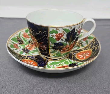 Coalport Crab Claw Design Tea Cup & Saucer: Unmarked Coalport English Old Imari Style tea cup and saucer set. Circa 1800 to 1810. Note** there us a spider cracks and two hairline cracks on saucer. They do not show through. Some gold loss. I bel