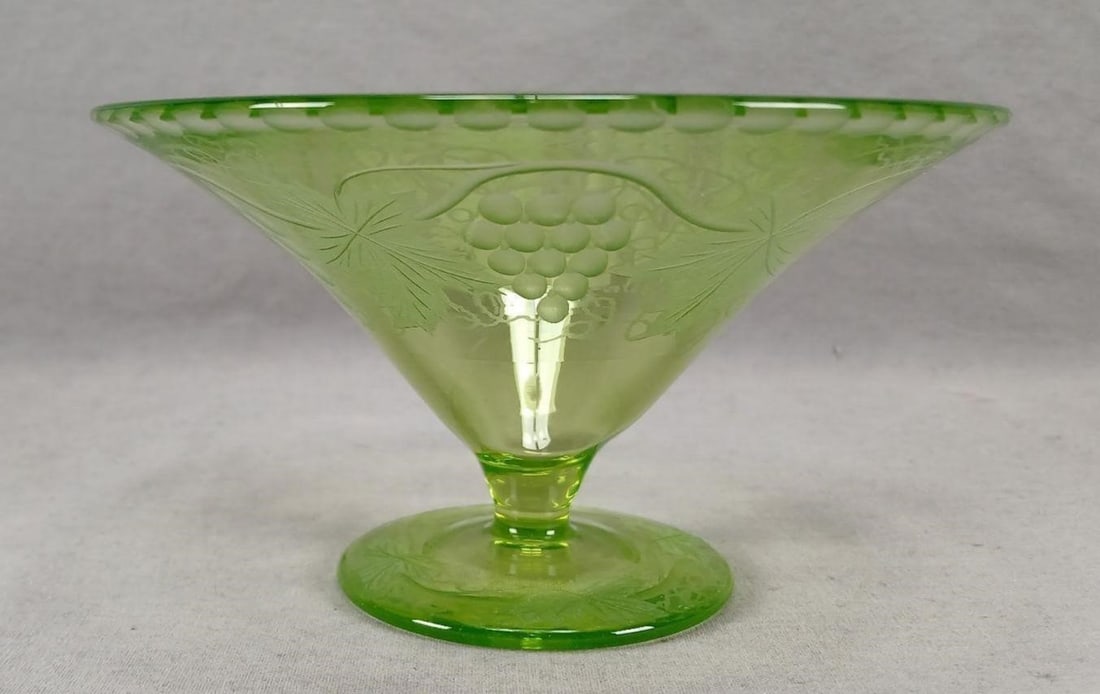 Pairpoint Grape Vine Uranium Glass 3 1/4" Compote (1 of 16)