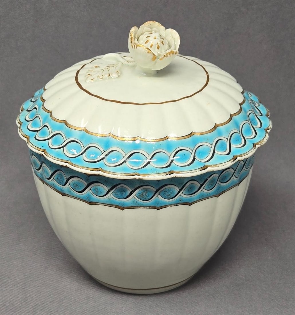 Worcester Barrel Fluted Sugar Bowl: Antique Worcester lidded sugar bowl with turquoise bands with white chain bordered in black and gold gilt. It has a flower bud knop handle. with gold trim. Barrel Fluted pattern on sides and lid with