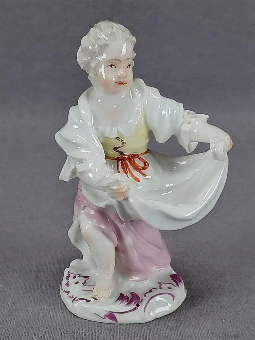 18th Century Meissen Lady Holding Apron Figurine (1 of 14)