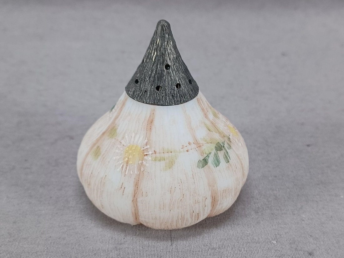 Mt Washington Beet / Fig Shape Daisies Shaker - 2