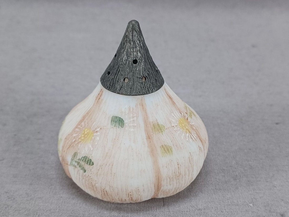 Mt Washington Beet / Fig Shape Daisies Shaker - 3