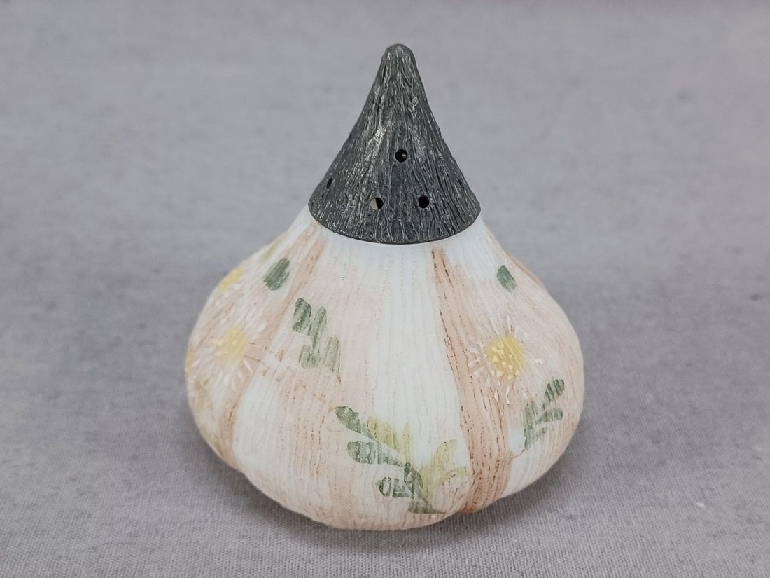 Mt Washington Beet / Fig Shape Daisies Shaker - 4