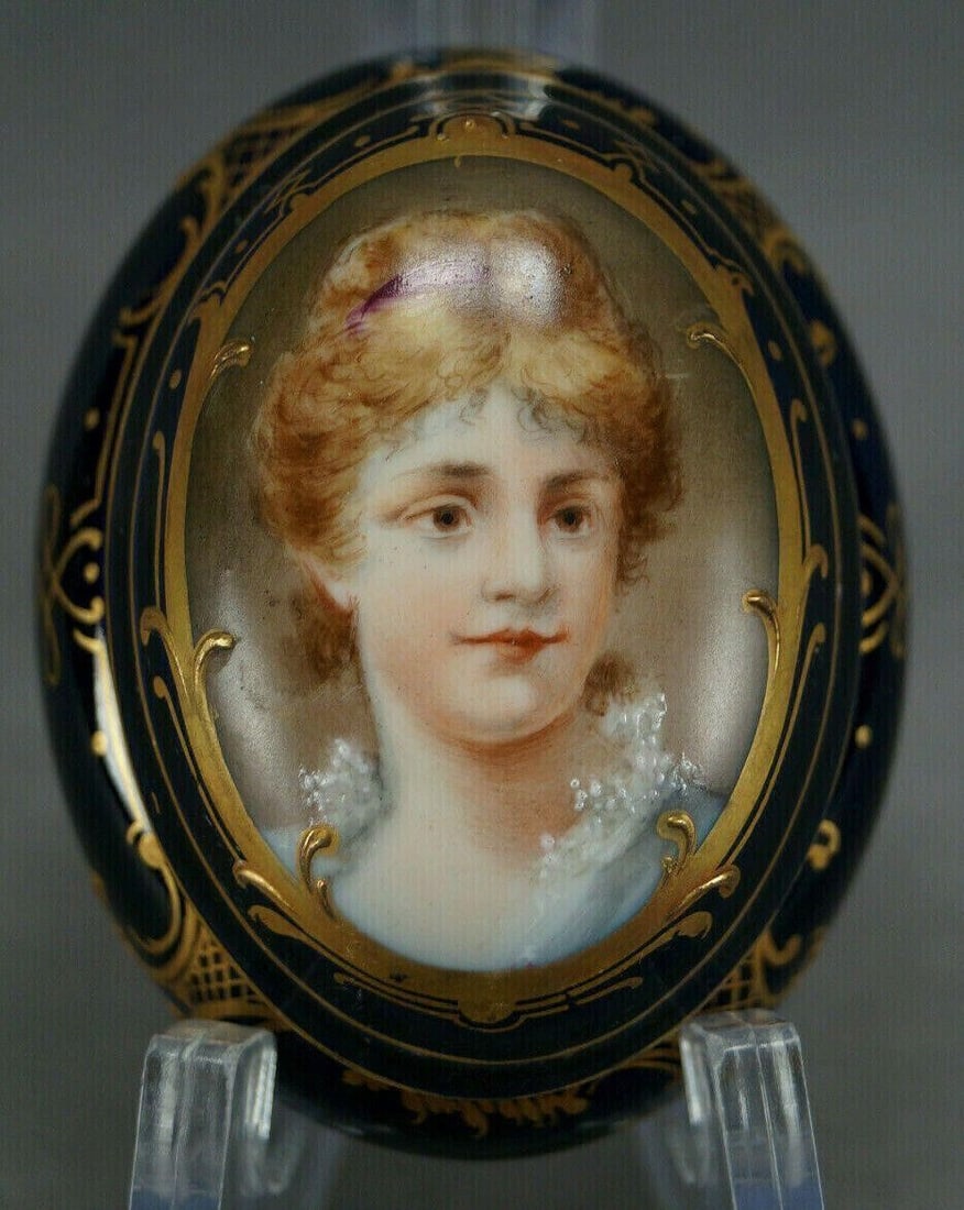 Royal Vienna Style Hand Painted Lady Portrait Box: Nice antique late 19th / early 20th century porcelain trinket box. Decorated in the Royal Vienna with. The lid has a hand painted portrait of a blonde woman framed by gold gilt scrollwork with some ra