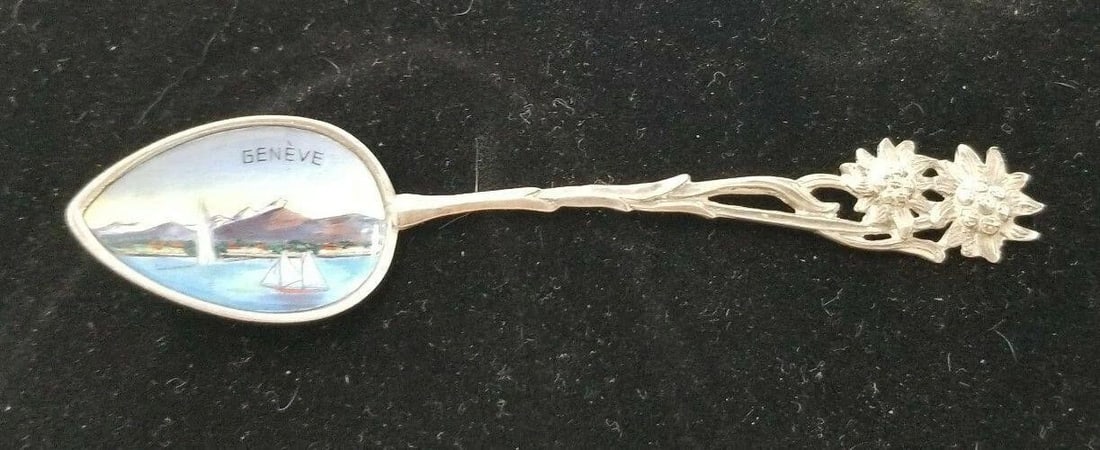 800 Silver & Enamel Geneve Switzerland Spoon: Antique 800 Silver & Enamel Figural Geneve / Geneva Switzerland Souvenir Spoon. Figural handle of edelweiss and enameled bowl. The spoon measures 3 3/4 inches long. Marked 800 on the reverse and