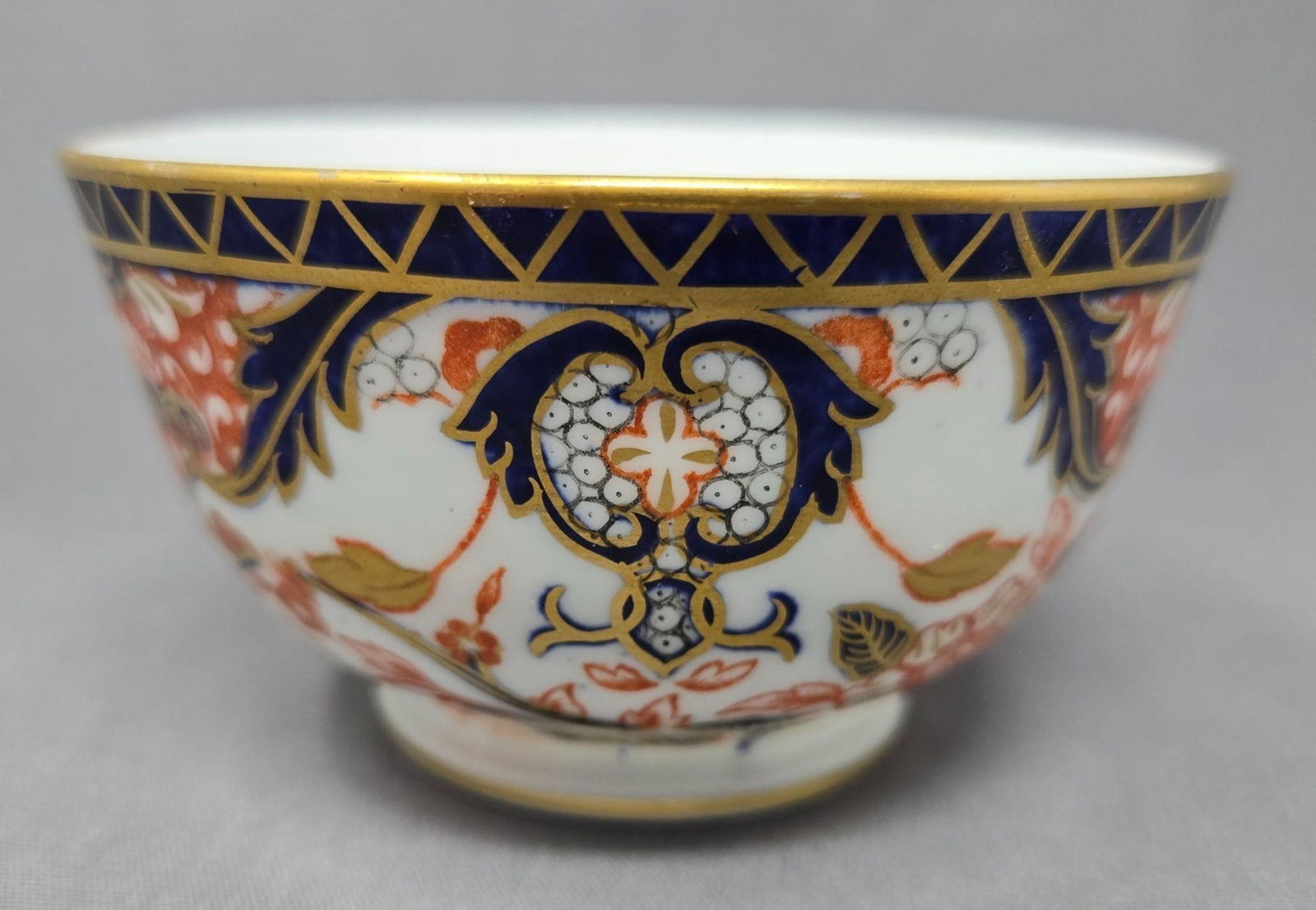 Royal Crown Derby Kings Pattern Open Sugar Bowl: Royal Crown Derby Kings Pattern Imari style open sugar bowl. Circa 1886. Measures approximately 2 inches tall and 3 3/4 inches diameter. No chips or cracks and gold gilt is in nice condition. We can o