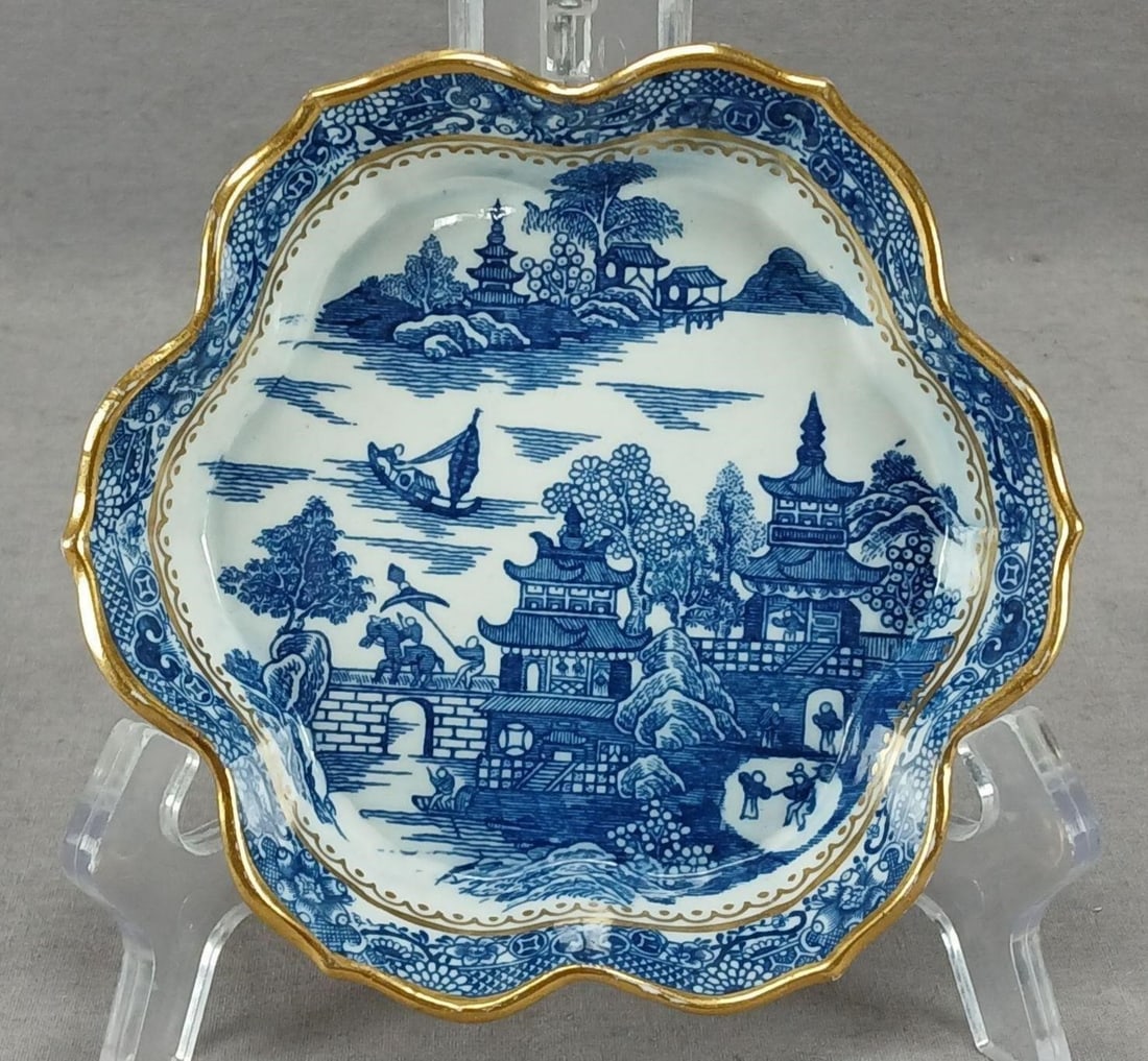 Caughley Temple Pattern Teapot Stand C.1775-1790: Antique 18th century Georgian period British porcelain teapot stand. Decorated in the blue printed Temple pattern with gold gilding. Marked on the bottom with the blue underglaze S used by Caughley be