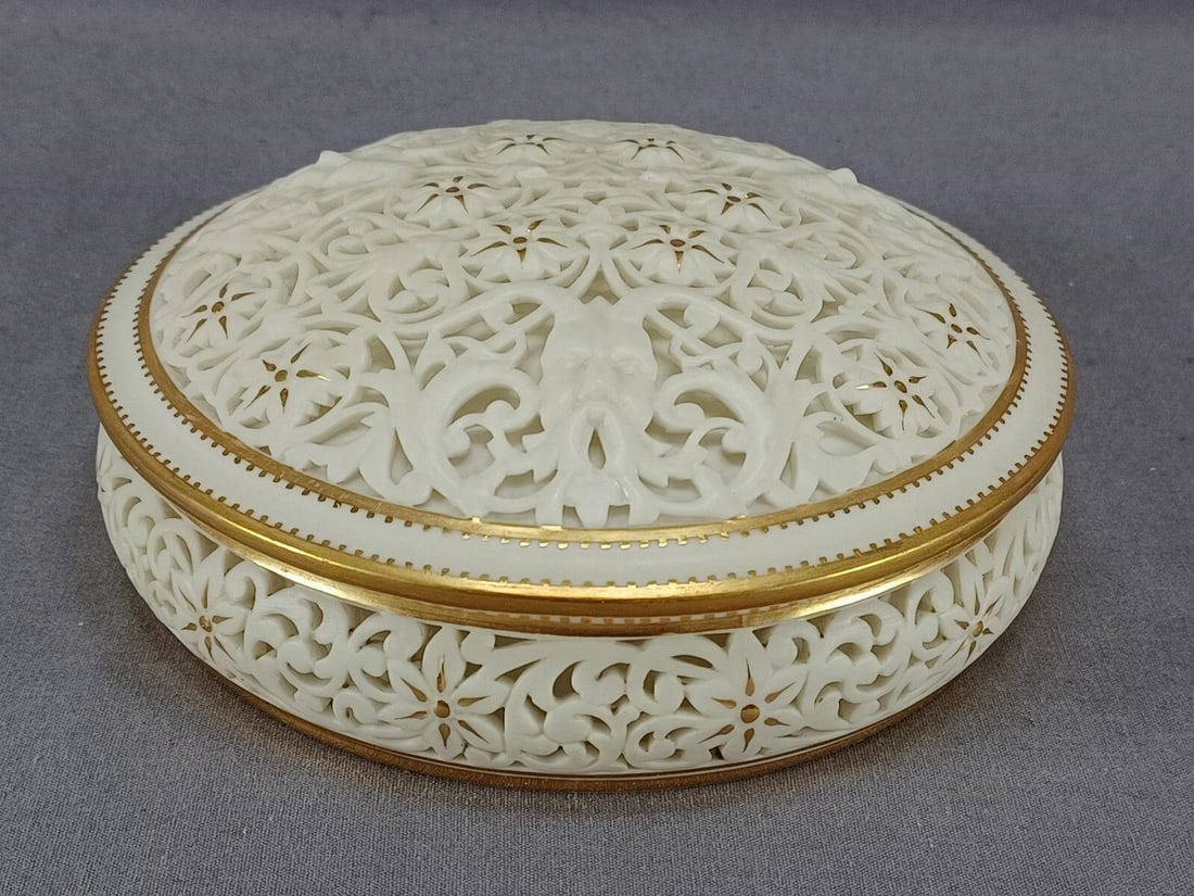 Grainger Worcester Green Man Scrollwork Powder Jar - 4