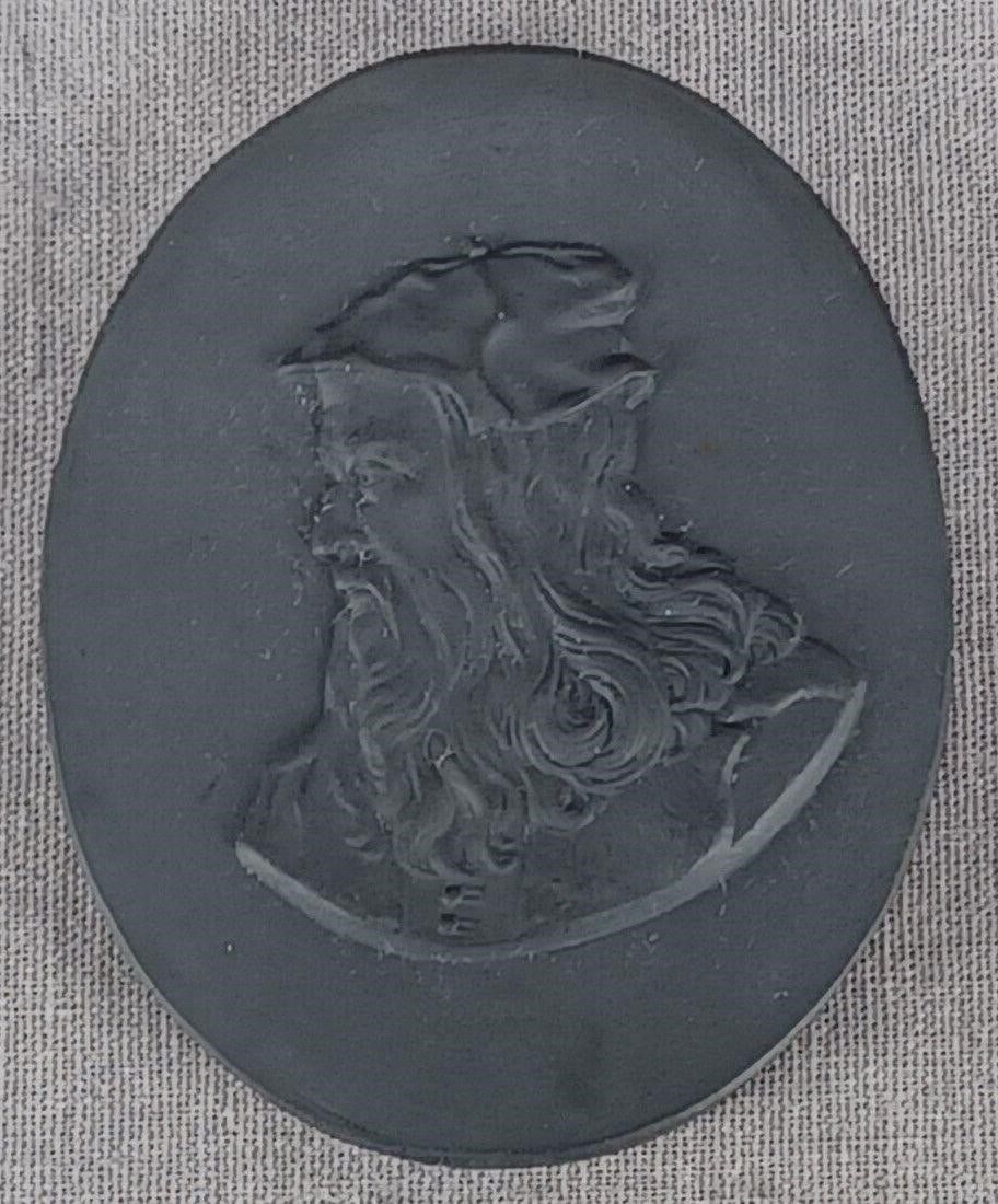 Wedgwood Leonardo da Vinci Black Basalt Medallion: Rare antique British black basalt portrait medallion of Leonardo Da Vinci. Impressed Wedgwood on the reverse. Circa 1780 to 1795.Has a chip to the back edge, but otherwise good condition. Measures app