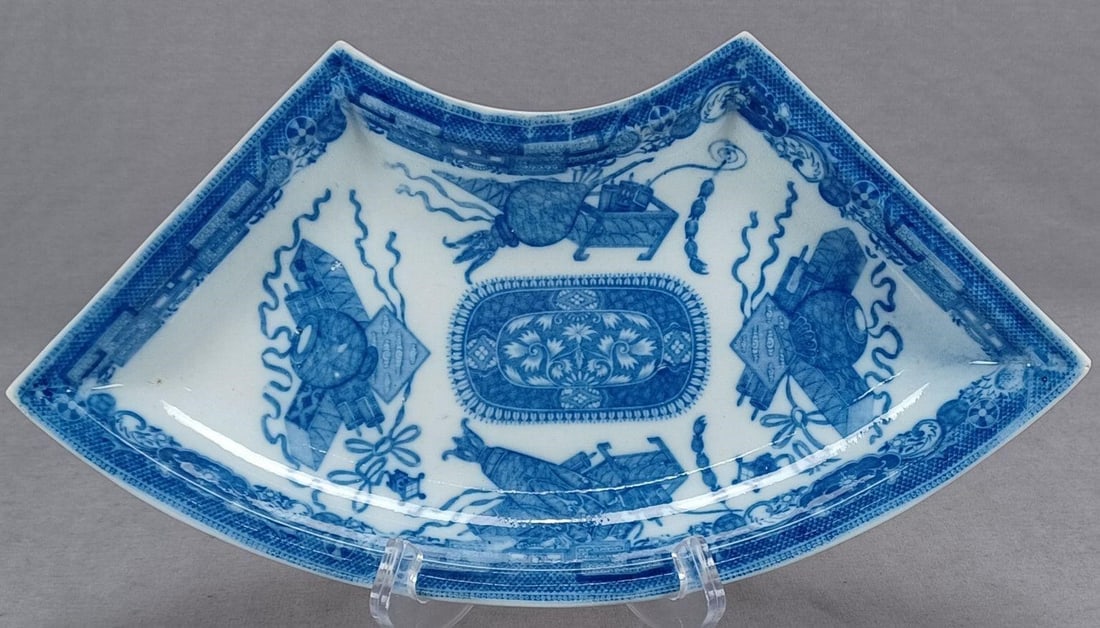 Early Spode Trophies Nanking Hors D'oeuvre Dish: Spode Trophies Nanking Transferware Hors D'oeuvre or Sweetmeat Dish C. 1770-1833Nice antique earthenware Hors D'oeuvre or sweetmeat dish. Decorated in the Trophies Nanking pattern. Impressed Spode on