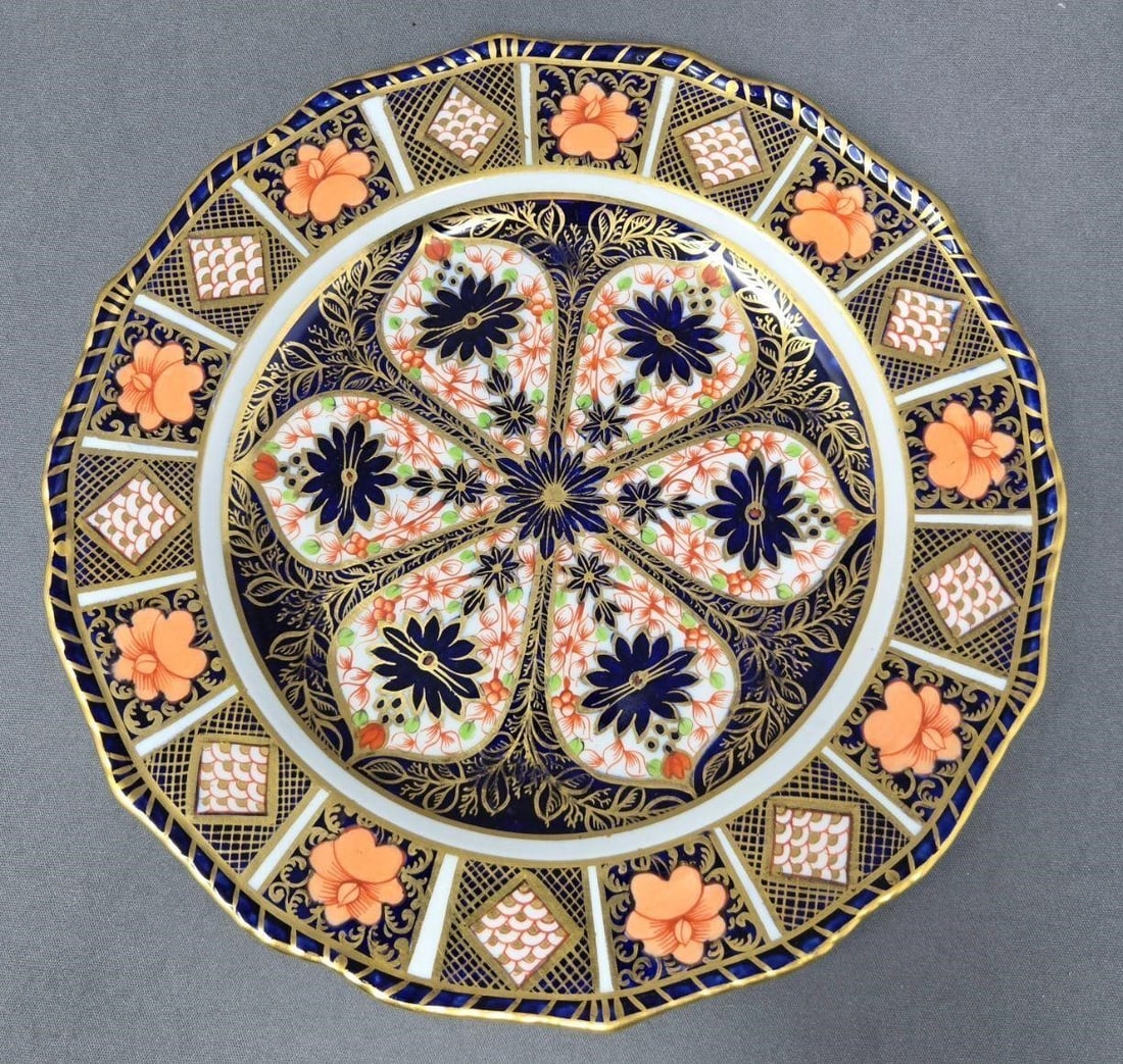 Royal Crown Derby 8 3/4" Plate Imari Pattern 1126 (1 of 9)