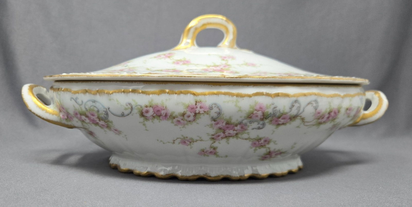 Haviland Oval Vegetable Dish Schleager # 340: Theodore Haviland Limoges Scheilger # 340 oval lidded vegetable serving dish. Pink roses, green foliage and blue scrolls and molded edge with gold gilt. Measures approximately 8 3/8 inches by 6 3/4 in