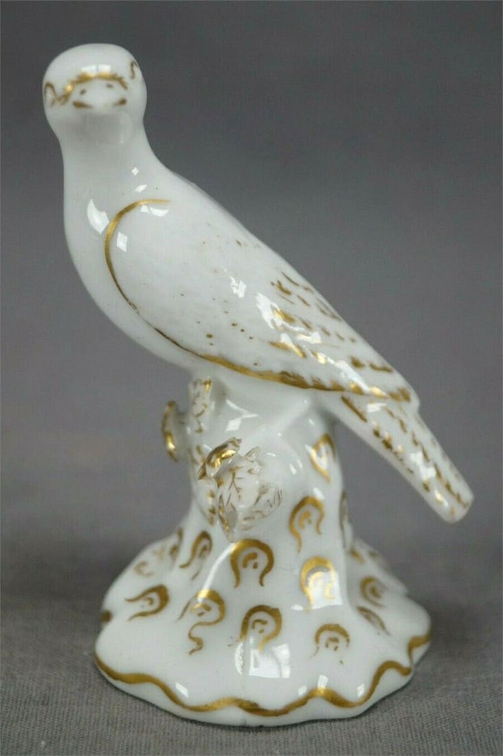 Chamberlains Worcester Bird Figurine C.1794-1807: Rare small porcelain figurine of a white bird probably a dove or pigeon with gold gilt highlights. Marked on the bottom Chamberlains Worcester in red. Circa 1794 to 1807.Has a chip to each of the thre