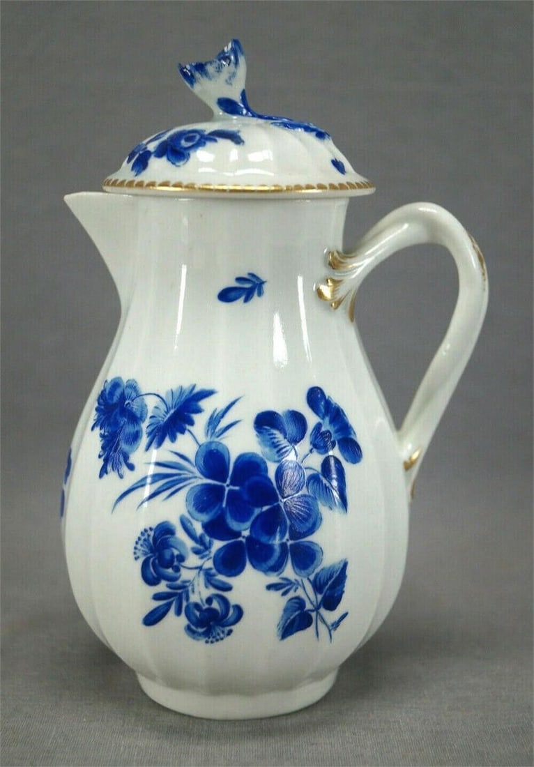 Dr Wall Worcester Blue Floral Cream Jug / Creamer: Nice 18th century Dr Wall Worcester porcelain cream jug. Decorated with hand painted flowers. With gold gilding along the edge and a gold gilt highlights on the handle. Has an underglaze blue pseudo C
