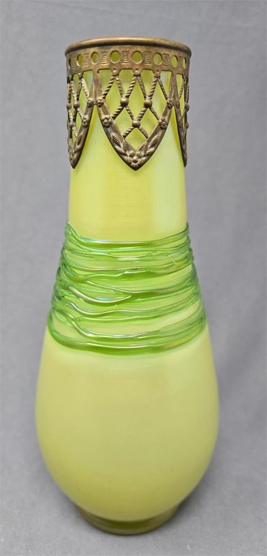 Loetz Iridescent Glass Vase Yellow Green Threading (1 of 12)