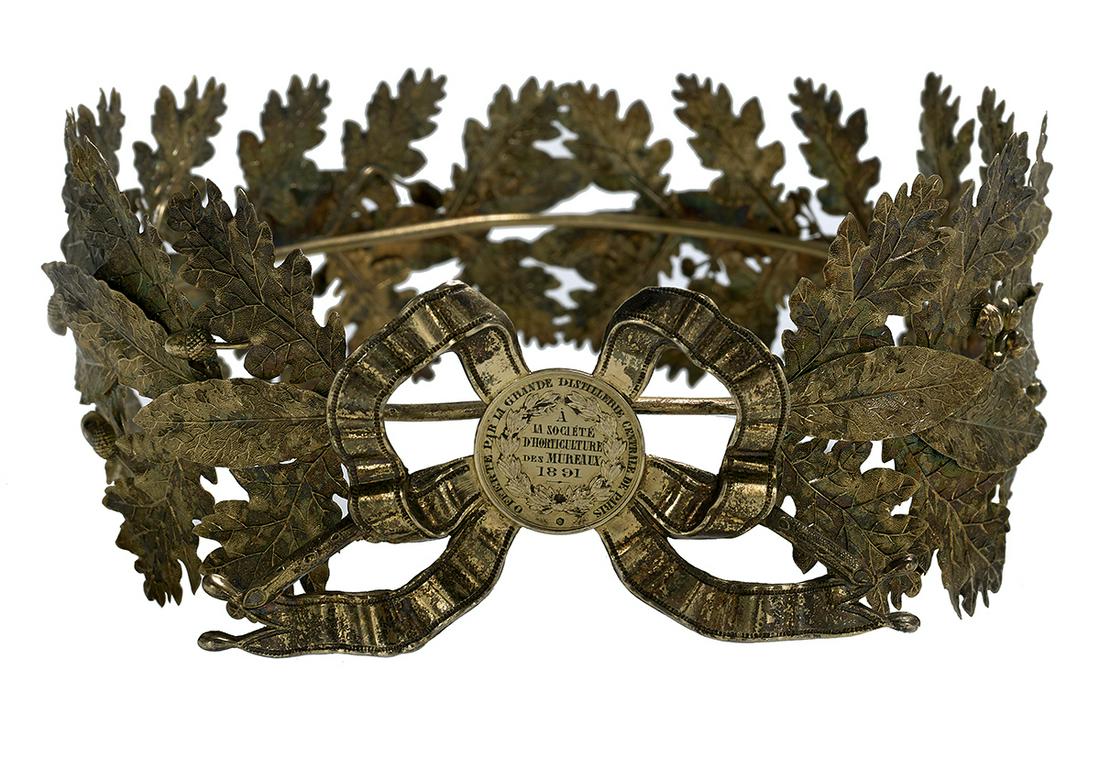 Grande Distillerie de Paris Oak and Laurel Wreath: Grande Distillerie de Paris Presentation Gilt-Brass Oak and Laurel Wreath 1891, by Robineau fils, Paris, the stamped oak and laurel leaves on a wire frame centering a "ribbon" and medallion, the latte