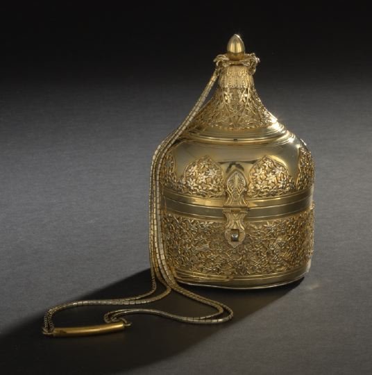 Judith Leiber Minaudiere: Judith Leiber Minaudiere, the gold domed brass minaudiere shaped like a Marakesh lantern with applied filigree to the base, lid and top, with a gold articulated chain, ca. 1980-1990, good condition.
