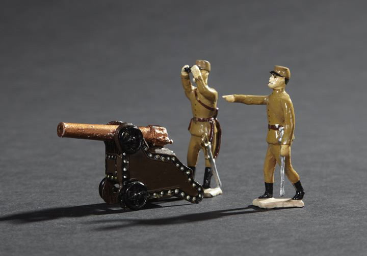 French Artillery Three Pound Gun with 2 Officers: French Coatal Artillery Three Pound Gun with Two Officers, in khaki Foreign Service uniform with kepi, 1:32 scale. Provenance: A private, Mobile, Alabama collection.